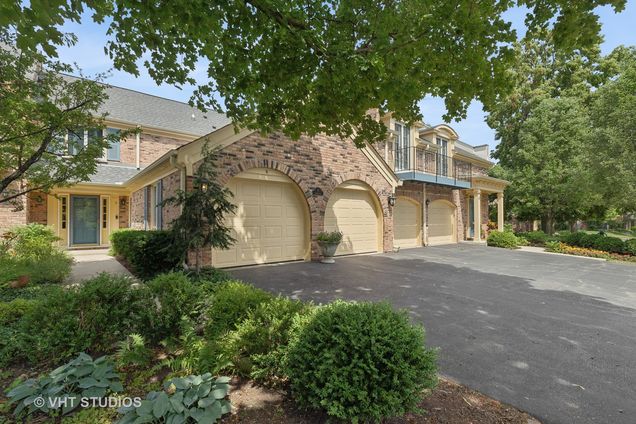 5 The Court Of Cobblestone Northbrook, IL Townhouse Sold - Photo 1 of 26. Opens carousel modal