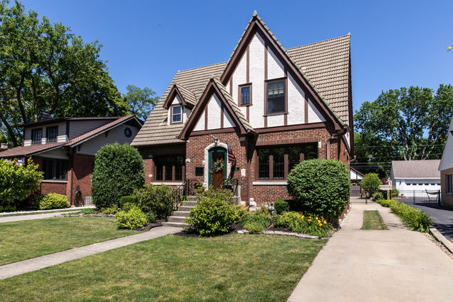 805 Courtland Avenue Park Ridge, IL House Sold - Photo 1 of 33. Opens carousel modal