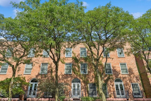 339 W Webster Avenue Unit 4D Chicago, IL Townhouse Sold - Photo 1 of 31. Opens carousel modal