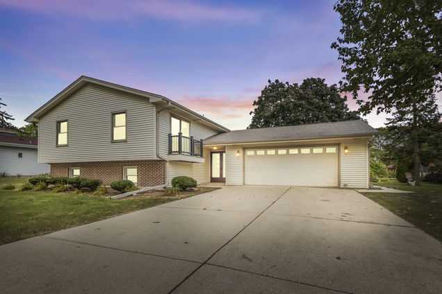 6n481 Fairway Lane Itasca, IL House Sold - Photo 1 of 30. Opens carousel modal