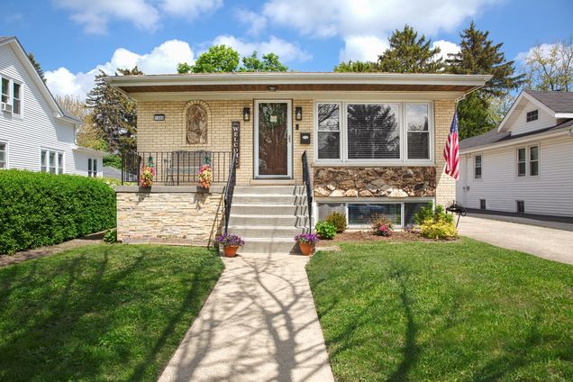 1080 E Prairie Avenue Des Plaines, IL House Sold - Photo 1 of 27. Opens carousel modal