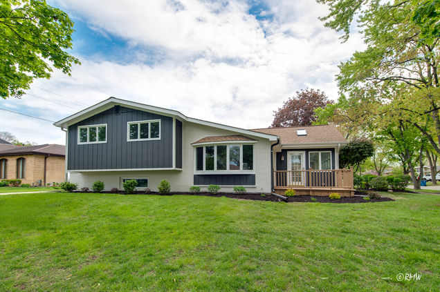 439 Hickory Drive Itasca, IL House Sold - Photo 1 of 34. Opens carousel modal