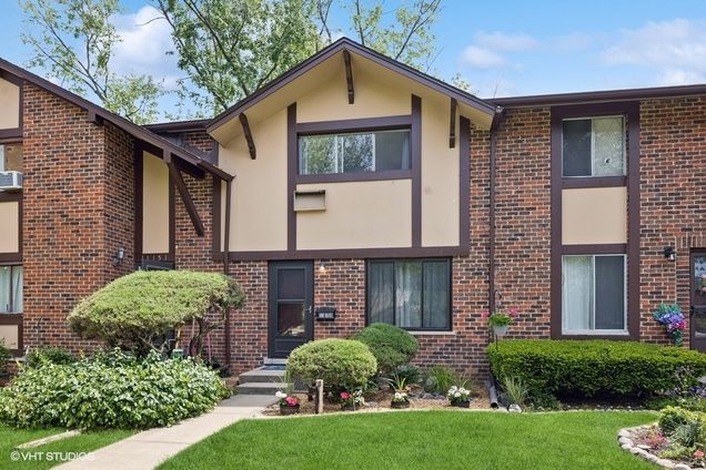 1s155 Danby Street Villa Park, IL Townhouse Sold - Photo 1 of 17. Opens carousel modal