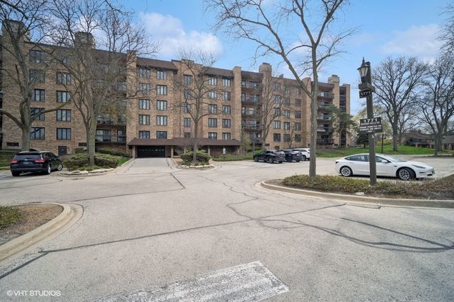 1771 Mission Hills Road Unit 512 Northbrook, IL Condo Sold - Photo 1 of 27. Opens carousel modal