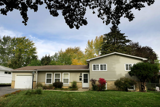 1034 Crane Boulevard Libertyville, IL House Active - Photo 1 of 16. Opens carousel modal