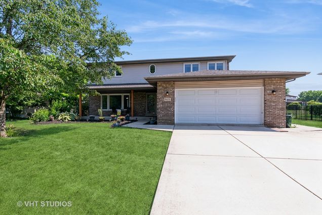 9271 Birch Avenue Mokena, IL House Active - Photo 1 of 24. Opens carousel modal