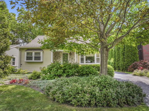 1339 N Dunton Avenue Arlington Heights, IL House Active - Photo 1 of 25. Opens carousel modal