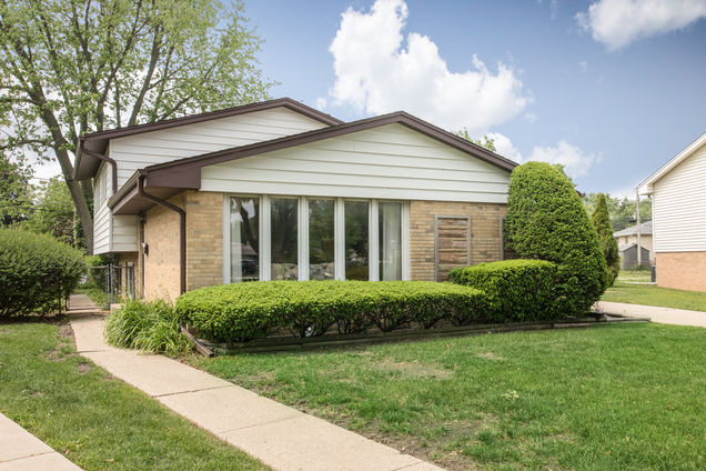 305 Denver Drive Des Plaines, IL House Contingent - Photo 1 of 25. Opens carousel modal