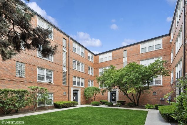 2424 W Farragut Avenue Unit 3B Chicago, IL Condo Active - Photo 1 of 23. Opens carousel modal