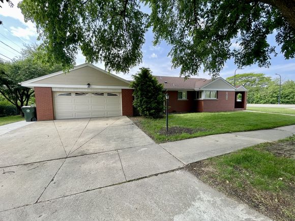 7075 N Cicero Avenue Lincolnwood, IL House Active - Photo 1 of 23. Opens carousel modal