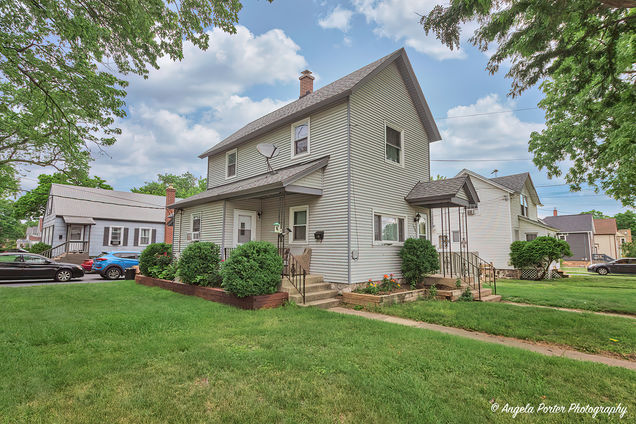 150 1st Street Woodstock, IL House Active - Photo 1 of 27. Opens carousel modal