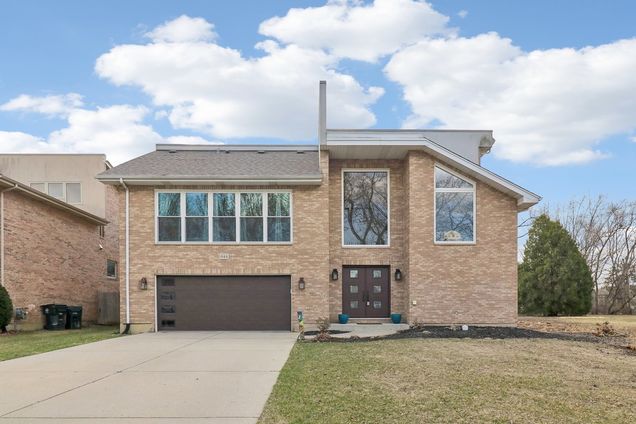 644 N Franklin Avenue Palatine, IL House Active - Photo 1 of 41. Opens carousel modal