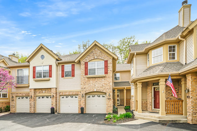 33 Spyglass Circle Palos Heights, IL Townhouse Active - Photo 1 of 30. Opens carousel modal