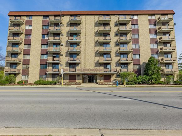 850 Des Plaines Avenue Unit 207