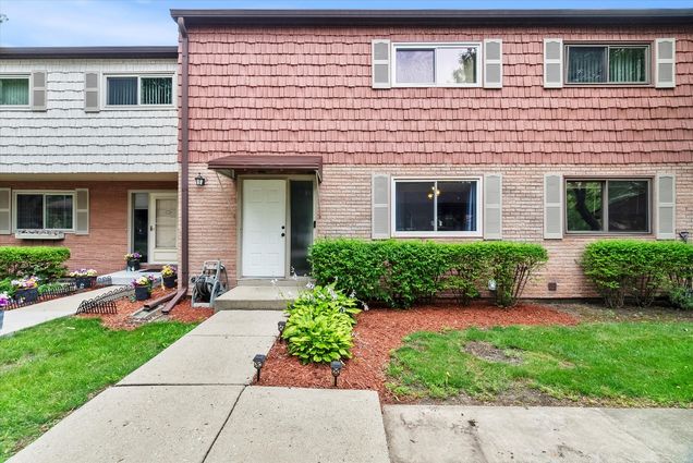 425 Commanche Trail Unit 425 Wheeling, IL Condo Active - Photo 1 of 20. Opens carousel modal