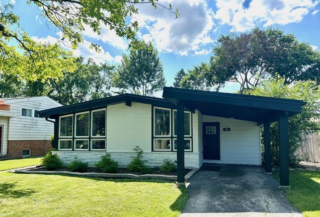 823 Leclaire Avenue Wilmette, IL House Active - Photo 1 of 20. Opens carousel modal