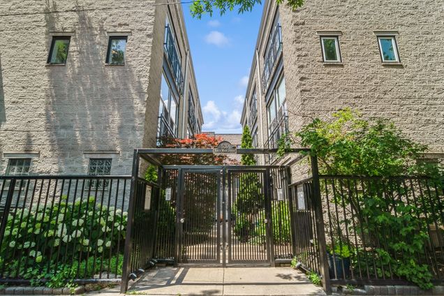 530 N Wood Street Unit B Chicago, IL Townhouse Active - Photo 1 of 12. Opens carousel modal