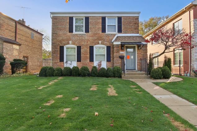 6734 N Hamlin Avenue Lincolnwood, IL House Active - Photo 1 of 35. Opens carousel modal