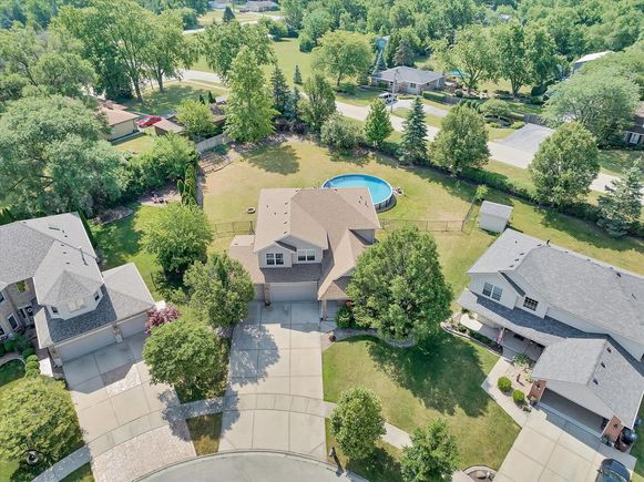 8057 W Duane Drive Frankfort, IL House Active - Photo 1 of 42. Opens carousel modal