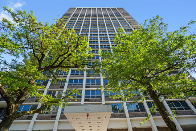 88 W Schiller Street Unit 904