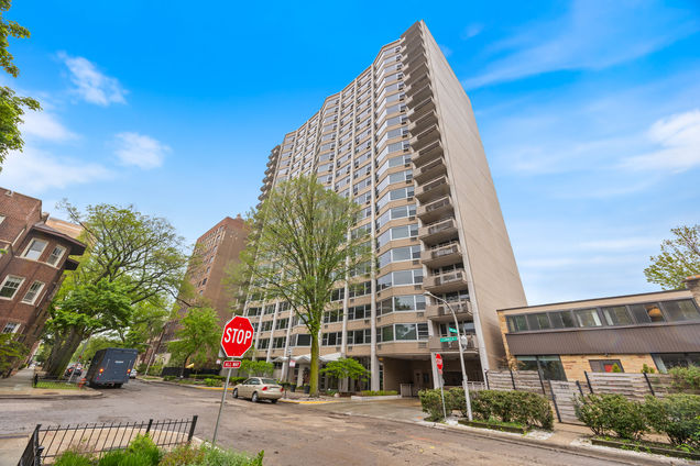 555 W Cornelia Avenue Unit 1904 Chicago, IL Condo Active - Photo 1 of 24. Opens carousel modal