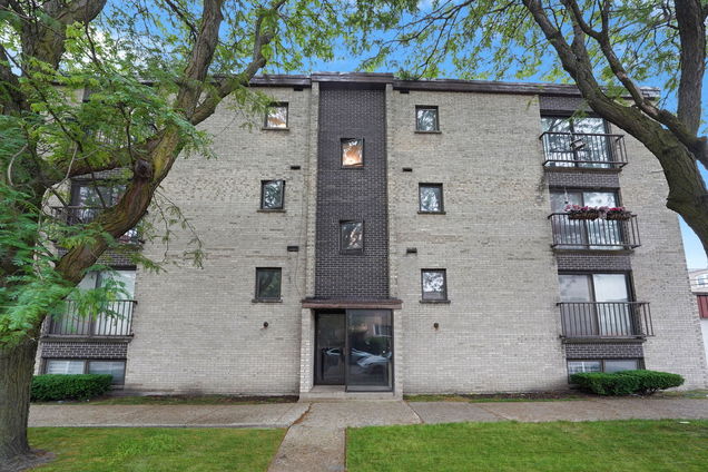 5200 N Rockwell Street Unit 3N Chicago, IL Condo Active - Photo 1 of 25. Opens carousel modal
