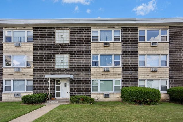 7531 S Roberts Road Unit 2C Bridgeview, IL Condo Active - Photo 1 of 7. Opens carousel modal