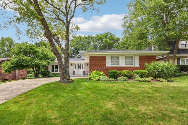 632 Huntington Lane Schaumburg, IL House Active - Photo 1 of 18. Opens carousel modal