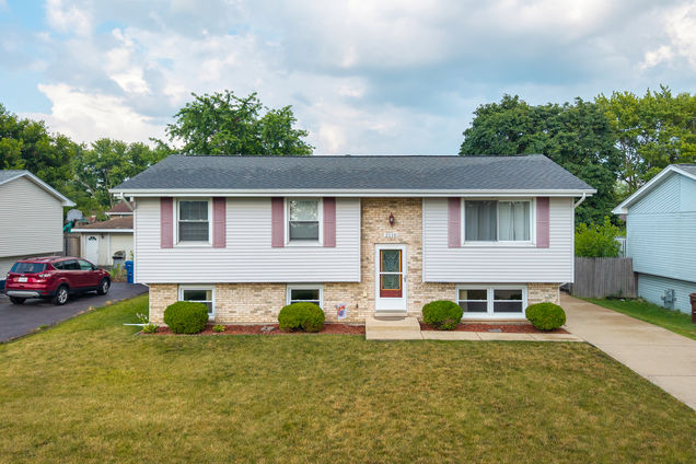 2110 Sanford Avenue New Lenox, IL House Contingent - Photo 1 of 34. Opens carousel modal