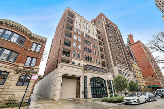 434 W Melrose Street Unit 402 Chicago, IL Apartment Active - Photo 1 of 25. Opens carousel modal