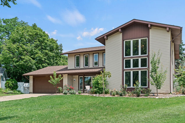 253 Fremont Court Bloomingdale, IL House Active - Photo 1 of 24. Opens carousel modal
