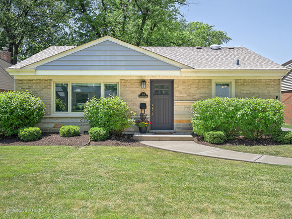 814 S Hawthorne Avenue Elmhurst, IL House Active - Photo 1 of 29. Opens carousel modal