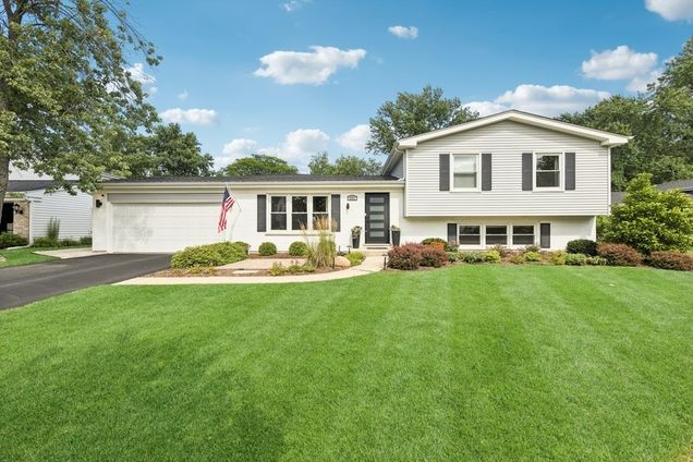 4031 Roslyn Road Downers Grove, IL House Active - Photo 1 of 31. Opens carousel modal