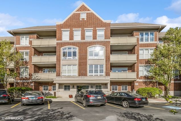 77 N Quentin Road Unit 401