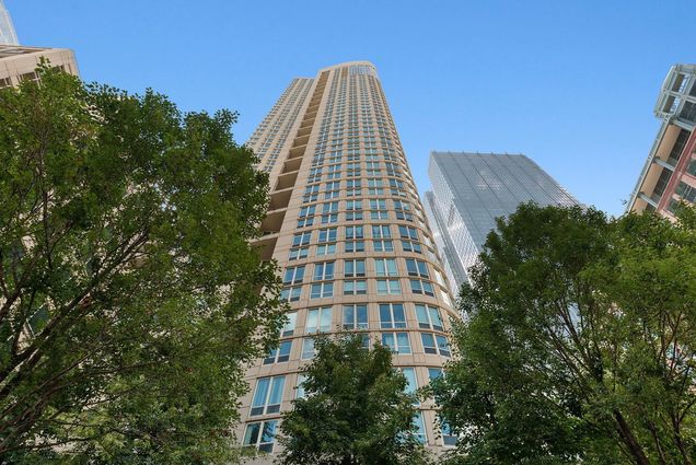 345 N La Salle Street Unit 2804