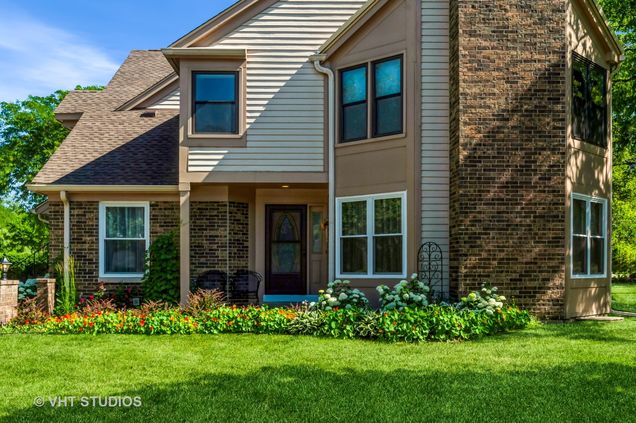 75 Willow Parkway Buffalo Grove, IL Townhouse Contingent - Photo 1 of 19. Opens carousel modal