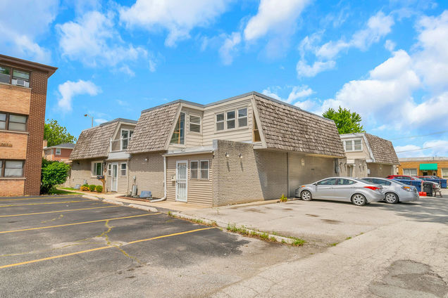 9207 S Kedzie Avenue Unit 3 Evergreen Park, IL Townhouse Active - Photo 1 of 15. Opens carousel modal