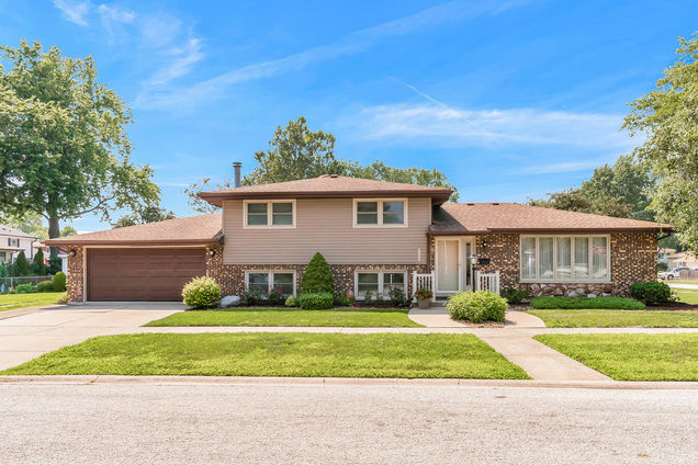 4301 W 107th Street Oak Lawn, IL House Active - Photo 1 of 20. Opens carousel modal