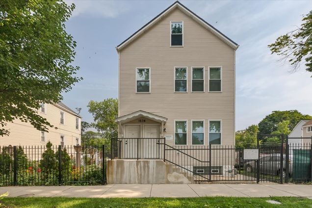 1234 W 49th Place Unit 2R Chicago, IL House Active - Photo 1 of 10. Opens carousel modal