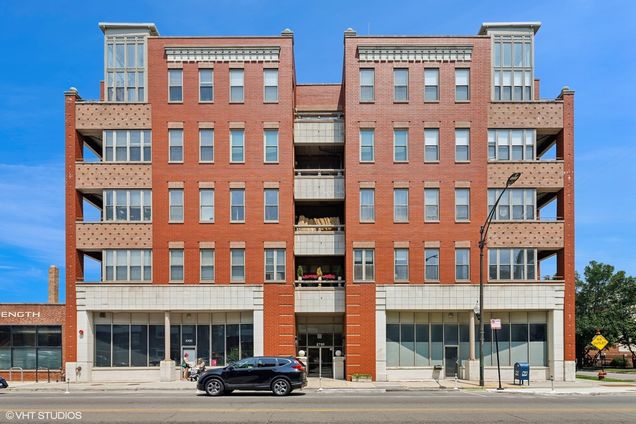 2700 W Belmont Avenue Unit 205