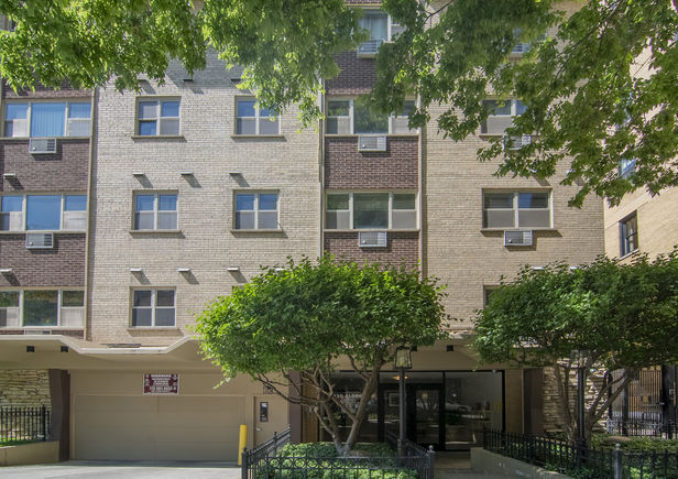420 W Aldine Avenue Unit 306 Chicago, IL Condo Active - Photo 1 of 15. Opens carousel modal