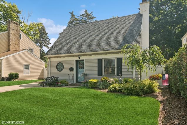 443 S Dunton Avenue Arlington Heights, IL House Active - Photo 1 of 23. Opens carousel modal