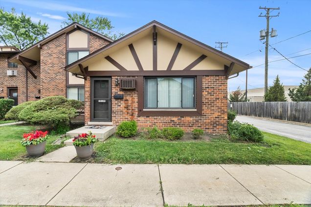 1s124 Winthrop Lane Villa Park, IL Townhouse Active - Photo 1 of 22. Opens carousel modal