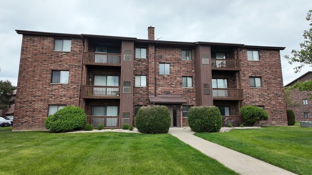 15711 Peggy Lane Unit 7 Oak Forest, IL Condo Active - Photo 1 of 15. Opens carousel modal