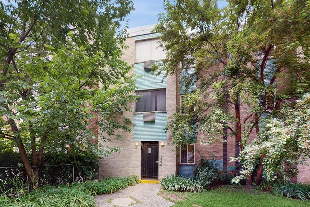 1436 W Farwell Avenue Unit 2D Chicago, IL Condo Active - Photo 1 of 26. Opens carousel modal