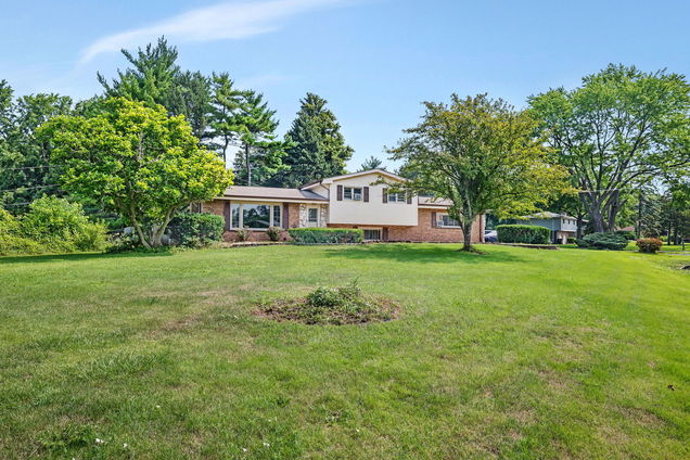 20w260 Meadow Lane