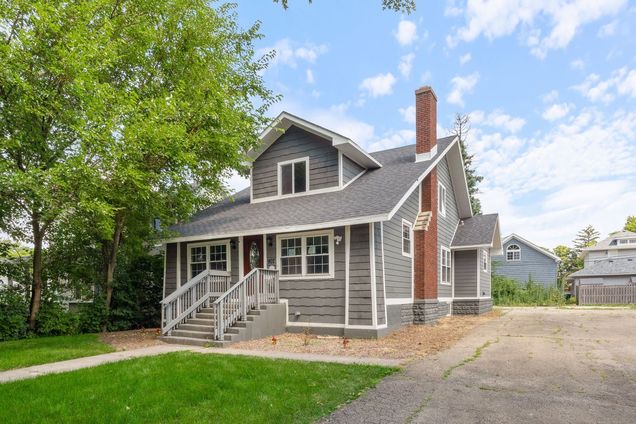 907 Glenwood Avenue Joliet, IL House Active - Photo 1 of 26. Opens carousel modal