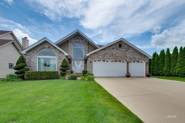 1227 W Surrey Lane Addison, IL House Active - Photo 1 of 38. Opens carousel modal