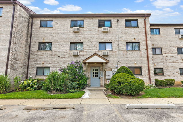 522 E Spruce Drive Unit 1B Palatine, IL Condo Active - Photo 1 of 16. Opens carousel modal