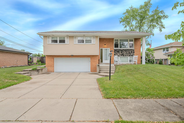 8106 W 89th Place Hickory Hills, IL House Active - Photo 1 of 23. Opens carousel modal